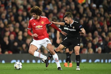 Marouane Fellaini y Pablo Sarabia.