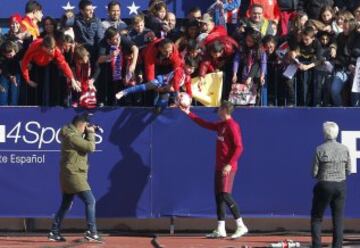 Fernando Torres firma autógrafos a los aficionados.