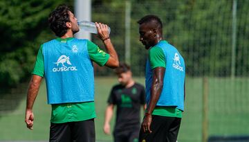 Grenier y Lago Junior compartieron vestuario en el Mallorca en Primera División. Ahora se reencuentran en el Racing.