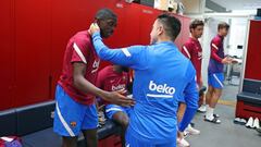 Ousmane Demb&eacute;l&eacute; y Xavi Hern&aacute;ndez, jugador y entrenador del FC Barcelona, se saludan en el vestuario.