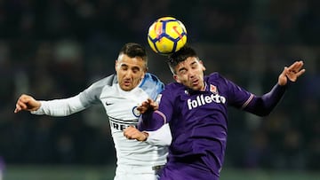 Soccer Football - Serie A - Fiorentina vs Inter Milan - Stadio Artemio Franchi, Florence, Italy - January 5, 2018   Inter Milan&#039;s Matias Vecino in action with Fiorentina&#039;s Giovanni Simeone   REUTERS/Alessandro Garofalo