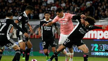 Futbol, Colo Colo vs Universidad Catolica.
Fecha 26 del campeonato Nacional 2022.
El jugador de Universidad Catolica Fernando Zampedri, centro, disputa el balon con Maximiliano Falcon de Colo Colo durante el partido de primera division realizado en el estadio Monumental de Santiago, Chile.
03/10/2022
Andres Pina/Photosport
Football, Colo Colo vs Universidad Catolica.
26th turn, 2022 National Championship.
Universidad Catolica's player Fernando Zampedri, center, vies for the ball against Maximiliano Falcon of Colo Colo during the first division match held at the Monuemtal stadium in Santiago, Chile.
03/10/2022
Andres Pina/Photosport