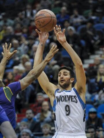 Ricky Rubio pasa la pelota.