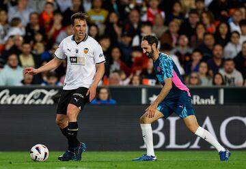 Carlos Marchena con el balón controlado espera la llegada de Juanfran Torres.