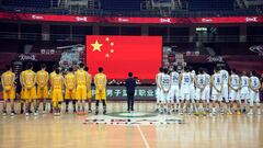 Imagen de los Nanjing Monkey Kings y los Zhejiang Guangsha Lions mirando a la bandera nacional de China durante el minuto de silencio por las muertes causadas por el coronavirus.