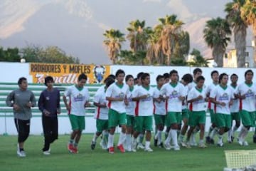 Los Chapulineros fueron el primer equipo de futbol con verdadero arrastre social en Oaxaca. Fue fundado en 1983 y ha deambulado en las divisiones inferiores del futbol mexicano. Su máximo logro fue el título de Segunda División en 1993. El equipo desapareció del 1994 al 2001, año en el que volvió de la mano de Grupo Pegaso. Actualmente, se encuentran en la Segunda División.