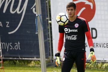 Su debut en la U fue el 22 de julio de 2017 en un partido de Copa Chile ante  Ñublense, ante una lesión de Fernando de Paul. Hoy es el tercer arquero de los azules.