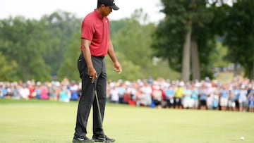Tiger Woods observa una bola durante el PGA Championship 2018 en St Louis, Missouri.