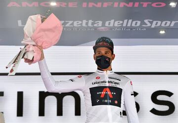 Filippo Ganna posando en el podio con la maglia blanca al final de la tercera etapa del Giro 2021