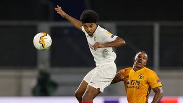 Kound&eacute; despeja un bal&oacute;n ante el Wolves.
 
 