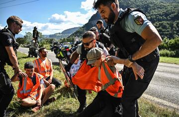Un grupo de activistas ha detenido la décima etapa durante diez minutos, al sentarse en la carretera para protestar en defensa del medio ambiente del Mont Blanc.