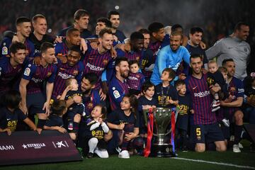 Barcelona celebrate the Liga title.