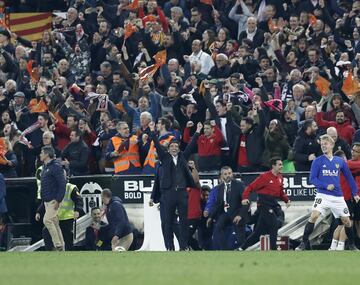 Los jugadores del Valencia celebraron la clasficación para la final de la Copa del Rey. En la imagen, Marcelino.