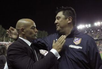 El segundo entrenador del Atlético de Madrid Germán Burgos saluda a Paco Jémez.