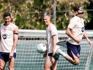 GRAFCAT1904 Sant Joan Despí (BARCELONA) 24/04/2026.- Los jugdores del FC Barcelona, Fermín López (d), Dani Olmo (c) y Robert Lewandowski (i), durante el entrenamiento del primer equipo en las instalaciones de la Ciudad Deportiva Joan Gamper de cara al partido de la Liga que jugaran mañana contra el Getafe CF. EFE/ Enric Fontcuberta.