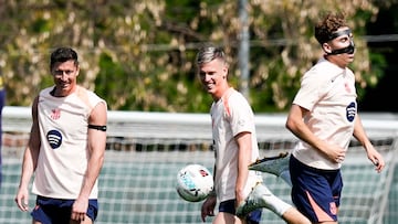 GRAFCAT1904 Sant Joan Despí (BARCELONA) 24/04/2026.- Los jugdores del FC Barcelona, Fermín López (d), Dani Olmo (c) y Robert Lewandowski (i), durante el entrenamiento del primer equipo en las instalaciones de la Ciudad Deportiva Joan Gamper de cara al partido de la Liga que jugaran mañana contra el Getafe CF. EFE/ Enric Fontcuberta.