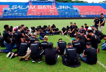 Los jugadores del Arema FC visitan el estadio Kanjuruhan, en Java Oriental (Indonesia), después de los disturbios del domingo, donde murieron 125 personas. Durante la visita, los futbolistas del equipo indonesio depositaron flores y guardaron duelo en memoria de los que perdieron la vida tanto dentro como fuera del estadio.