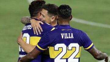 Boca Juniors&#039; forward Mauro Zarate (C) embraces his teamate Carlos Tevez (L) during the celebration of the team&#039;s second goal against Defensa y Justicia during their Argentine Professional Football League match at La Bombonera stadium in Buenos Aires, on April 3, 2021. (Photo by ALEJANDRO PAGNI / AFP)