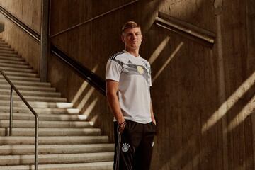 Toni Kroos viste la nueva equipación.