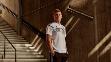Toni Kroos viste la nueva equipación.