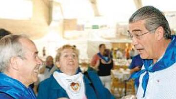 <b>CONTUNDENTE. </b>Alfonso Soláns, que conversa con un peñista ayer en Sabiñánigo, dio su palabra de que no venderá a nadie este año.