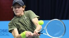 El tenista italiano Jannik Sinner devuelve una bola ante Casper Ruud durante su partido en el Erste Bank Open de Viena.