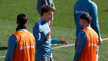 Pablo Barrios, en la sesión de entrenamiento del Atlético.