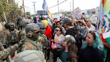 Demonstrators confront U.S. Immigration and Customs Enforcement officers during a protest outside an ICE facility, weeks after U.S. President Donald Trump ordered increased federal law enforcement presence and stepped-up immigration enforcement actions by the Department of Homeland Security, in Broadview, Illinois, U.S., September 12, 2025. REUTERS/Octavio Jones