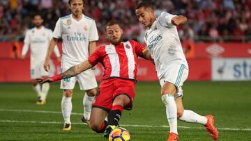 David Timor pugna con un balón con Lucas Vázquez en el enfrentamiento de l año pasado en Montilivi.