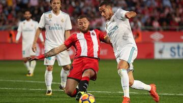 David Timor pugna con un bal&oacute;n con Lucas V&aacute;zquez en el enfrentamiento de l a&ntilde;o pasado en Montilivi.