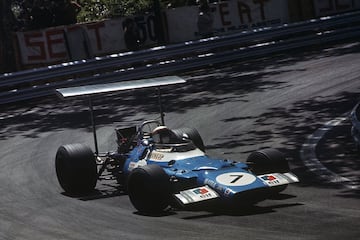 Jackie Stewart ganó su primer título con el Matra de motor Ford Cosworth de 3000 centímetros cúbicos y 420 cv. El MS80 era uno de los primeros coches de Fórmula 1 diseñado con alerones para conseguir mayor carga aerodinámica o 'downforce' de manera que pudieran aumentar el grip a altas velocidades. En la imagen el Matra de alerones elevados (que serían prohibidos a partir de esa temporada) en el circuito de Montjuic del GP de España el 4 de mayo de 1969.