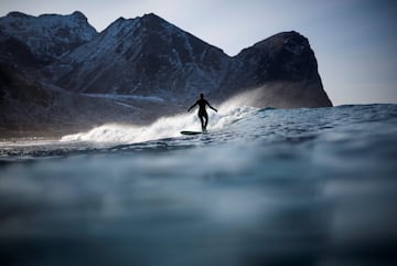 La nieve, la baja temperatura del agua... Nada detiene a estos surfistas que una temporada más disfrutan de la islas noruegas de Lofoten, en pleno Círculo Ártico.  