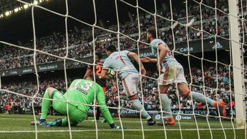 Maxi G&oacute;mez recoge el bal&oacute;n de dentro de la porter&iacute;a tras marcar el 1-1 contra el Valencia en Bala&iacute;dos.