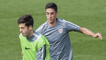 Susaeta pugna por un balón con Sabin Merino en Lezama.