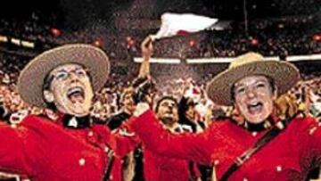 <b>ILUSIÓN.</b> Mujeres de la Policía Montada del Canadá celebran el éxito.