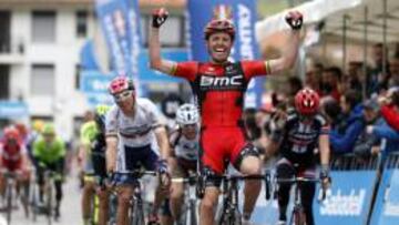 El corredor del BMC Racing Team Samuel S&aacute;nchez se ha impuesto en la meta de la cuarta etapa de la Vuelta Ciclista al Pa&iacute;s Vasco entre las localidades de Lesaka (Navarra) y Orio (Gipuzkoa) (165,0 km). 