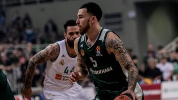 Mike James controla el bal&oacute;n ante Jeffery Taylor.