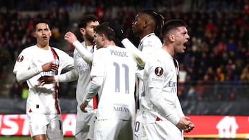 Soccer Football - Europa League - Play-Off - Second Leg - Stade Rennes v AC Milan - Roazhon Park, Rennes, France - February 22, 2024 AC Milan's Luka Jovic celebrates scoring their first goal with teammates REUTERS/Stephanie Lecocq