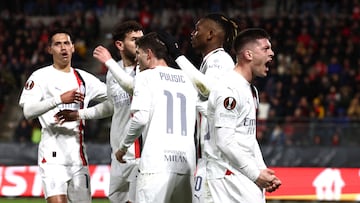 Soccer Football - Europa League - Play-Off - Second Leg -  Stade Rennes v AC Milan - Roazhon Park, Rennes, France - February 22, 2024 AC Milan's Luka Jovic celebrates scoring their first goal with teammates REUTERS/Stephanie Lecocq