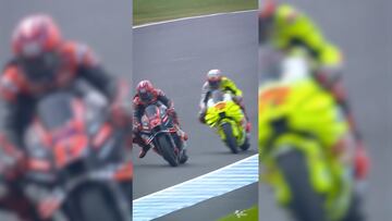 Maverick Viñales y Marco Bezzechi protagonizan un choque a casi 300 km/h, rodando por la escapatoria. Afortunadamente, ambos pilotos logran salir ilesos.