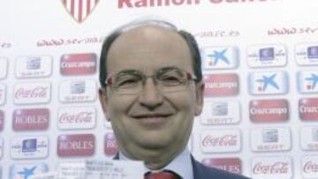 Rueda de prensa de Pepe Castro, presidente del Sevilla, presentando entradas de la final de Turin.