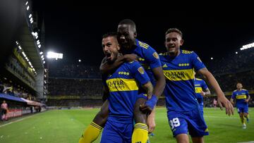 Argentina's Boca Juniors Dar�o Benedetto (L) celebrates with teammates after scoring against Bolivia's Always Ready during the Copa Libertadores group stage first leg football match, at La Bombonera stadium in Buenos Aires on April 12, 2022. (Photo by JUAN MABROMATA / AFP)