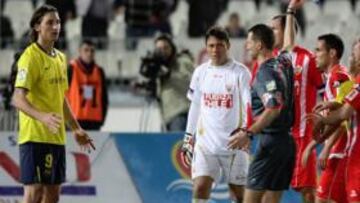 <b>¡A LA CALLE! </b>Clos Gómez muestra tarjeta roja a Ibrahimovic en el partido ante el Almería.