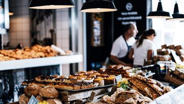 A baker quietly fed a homeless man for 6 years—on her wedding day, he returned with Marines to honor her, revealing he was a former officer.