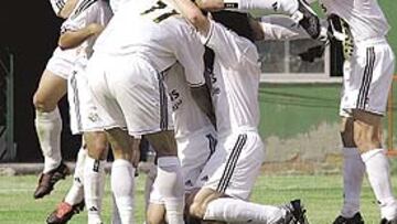 <b>EUFORIA</b>. La plantilla del filial madridista se reivindicó endosándole cinco goles al Ourense.