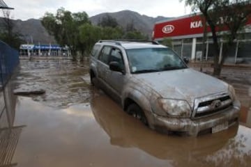 La cantidad de lluvia caída en poco tiempo en Copiapó, una zona desértica del norte de Chile, provocó el desborde del río y aluviones de barro y escombros. Chañaral también sufrió duras consecuencias.