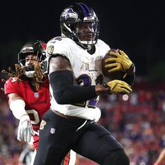 Derrick Henry de Baltimore Ravens en ritmo para romper el récord de yardas terrestres por temporada