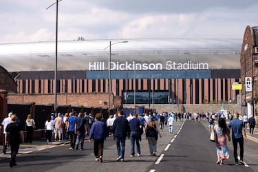 Aficionados del Everton llegan al nuevo estadio, Hill Dickinson Stadium, antes del encuentro frente al Brighton & Hove Albion.