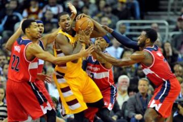 Tristan Thompson de los Cavaliers rodeado de Otto Porter Jr., Bradley Beal, guard John Wall y Jared Dudley.