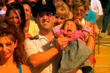 En la misma escena aparece Cámara haciendo el papel de Rafi. Orgulloso de sí mismo muestra a Torrente que ya es policía y tiene una hija.